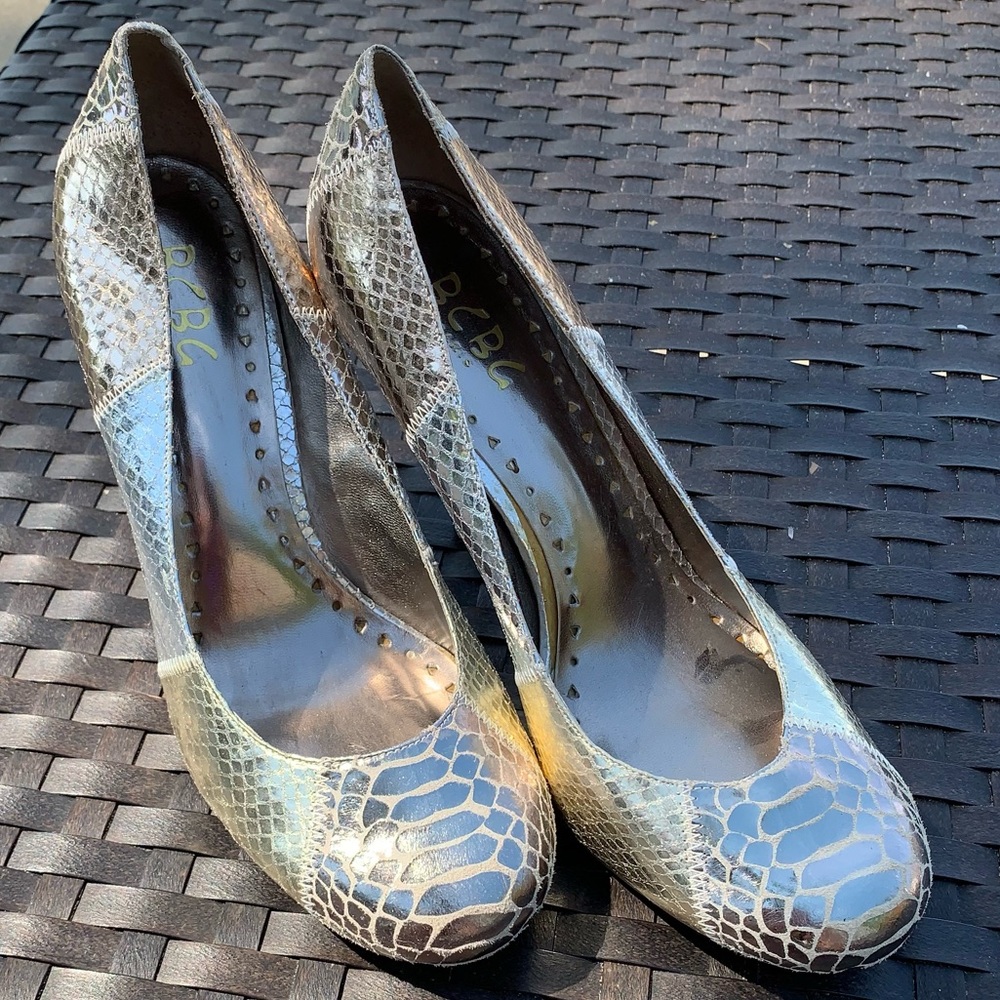 BCBG Paris Metallic Snake Skin Pattern Round Toe Pumps 8.5 4” heel. Good Cond